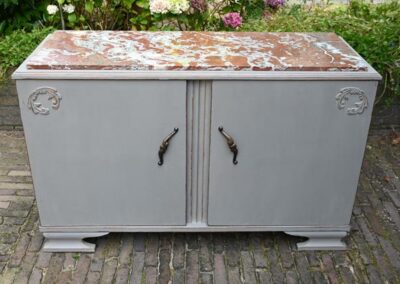 Dressoir met marmeren blad.€185,00