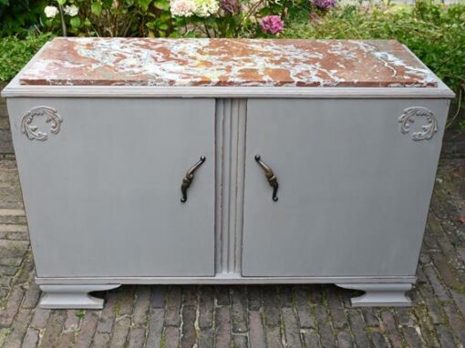 Dressoir met marmeren blad.€185,00