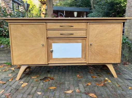 Vintage kast/dressoir. € 475,00